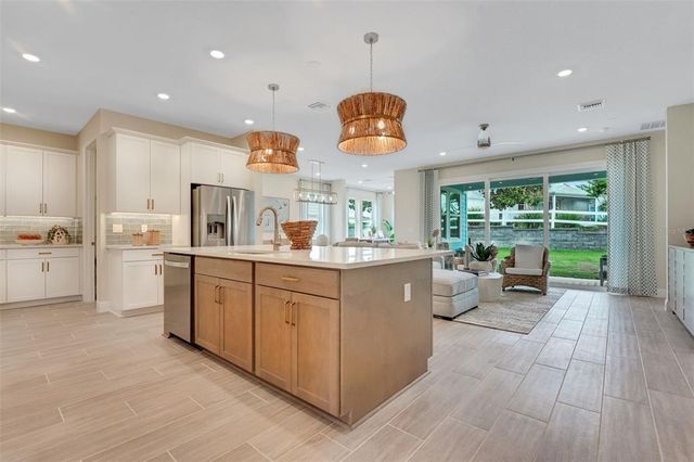 981 FIESTA KEY CIRCLE, Lady Lake, FL 32159