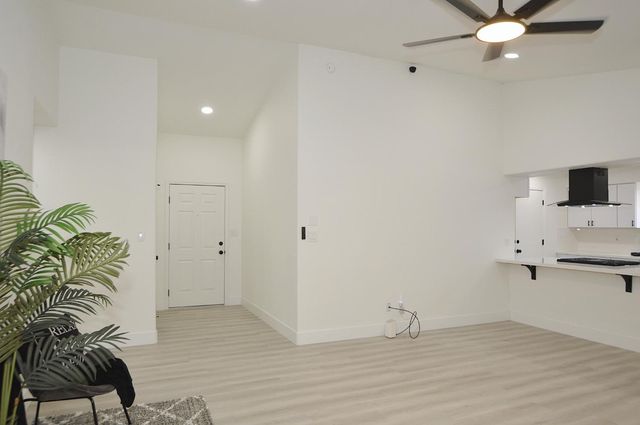 4952 E Huntington Avenue, Fresno, CA 93727