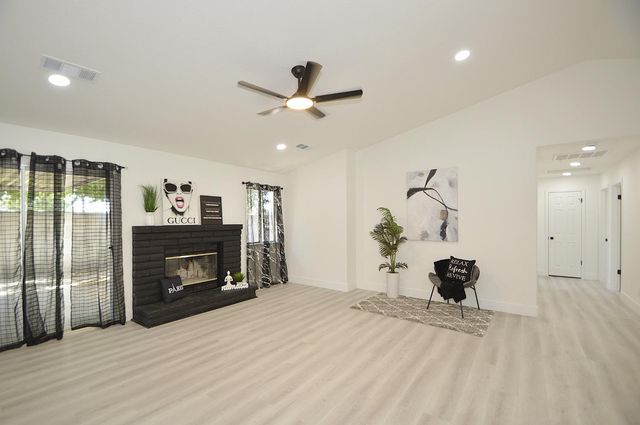 4952 E Huntington Avenue, Fresno, CA 93727