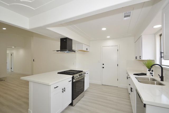 4952 E Huntington Avenue, Fresno, CA 93727