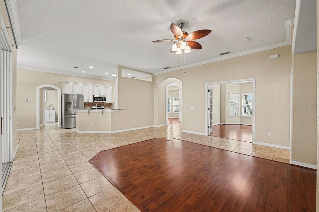 Image 7 of property listing at 122 COSTA LOOP, Auburndale, FL 33823