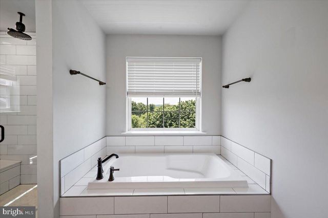 1033 BAYBERRY DR, Pennsburg, PA 18073