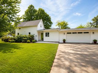 211 E Sycamore Street, Three Oaks, MI 49128