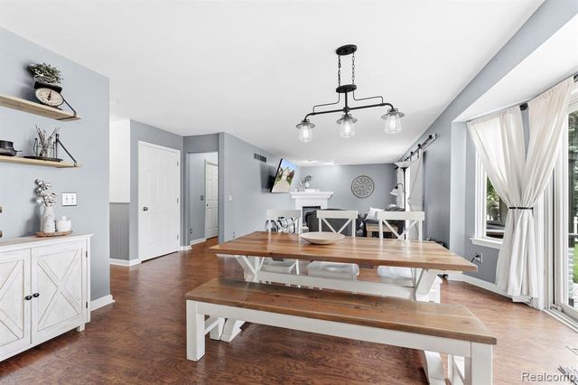 24346 Brentwood Drive, Brownstown, MI 48183