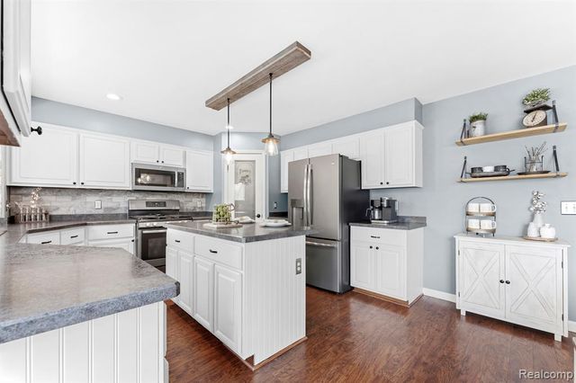 24346 Brentwood Drive, Brownstown, MI 48183