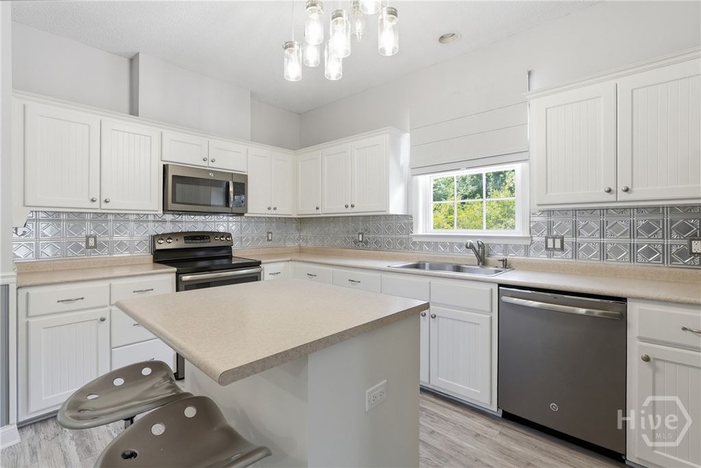 Image 10 of property listing at 330 Landing Way, Richmond Hill, GA 31324