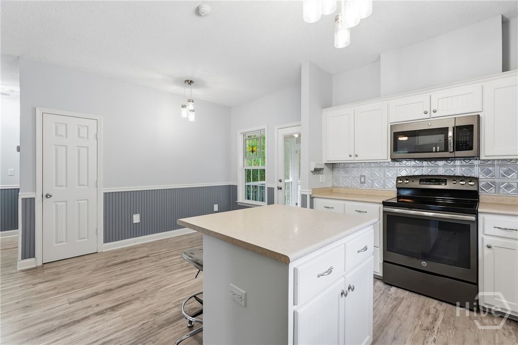 Image 11 of property listing at 330 Landing Way, Richmond Hill, GA 31324