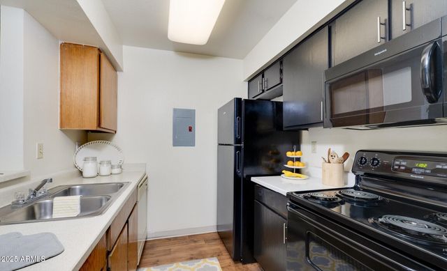 4101 W UNION HILLS Drive 2, Glendale, AZ 85308