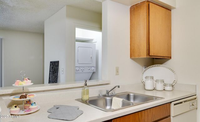 4101 W UNION HILLS Drive 2, Glendale, AZ 85308