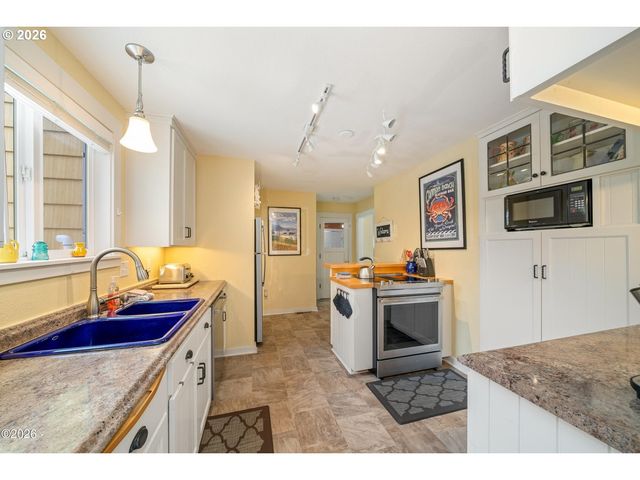 580 S COLUMBIA St, Seaside, OR 97138