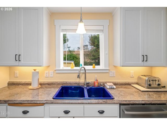 580 S COLUMBIA St, Seaside, OR 97138