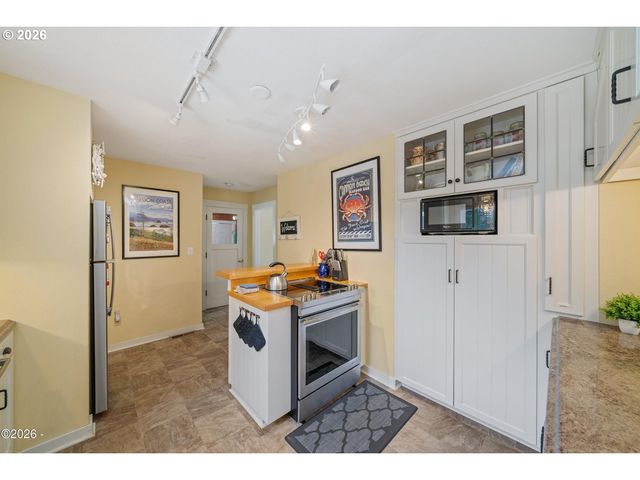 580 S COLUMBIA St, Seaside, OR 97138