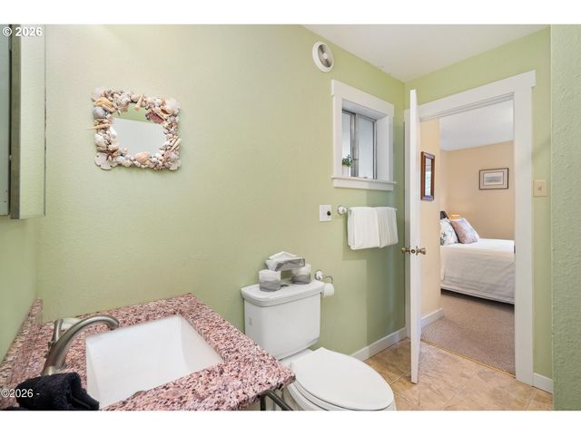 580 S COLUMBIA St, Seaside, OR 97138