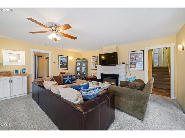 580 S COLUMBIA St, Seaside, OR 97138