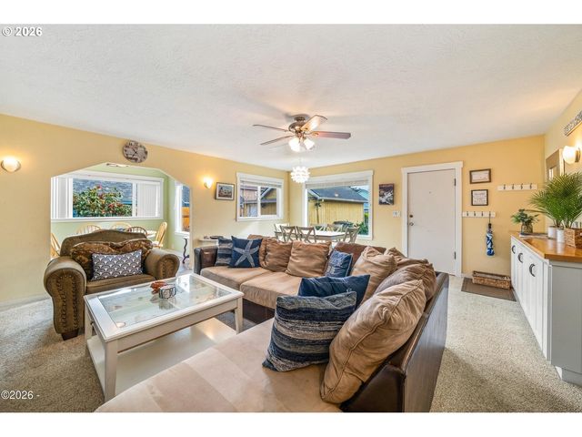 580 S COLUMBIA St, Seaside, OR 97138