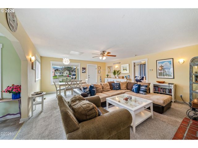 580 S COLUMBIA St, Seaside, OR 97138