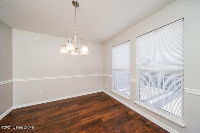 7802 Texlyn Ct, Louisville, KY 40258