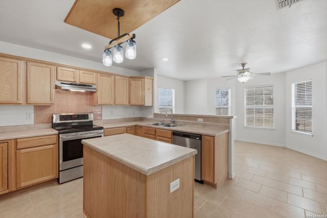 370 ALBERTS LN, Somerset, TX 78069