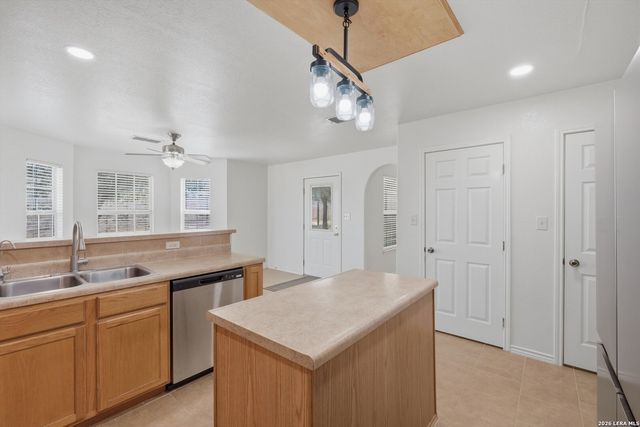 370 ALBERTS LN, Somerset, TX 78069