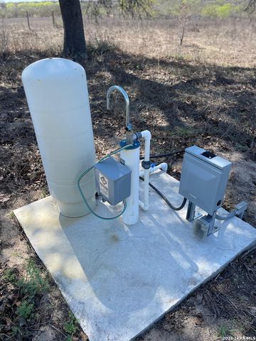 370 ALBERTS LN, Somerset, TX 78069