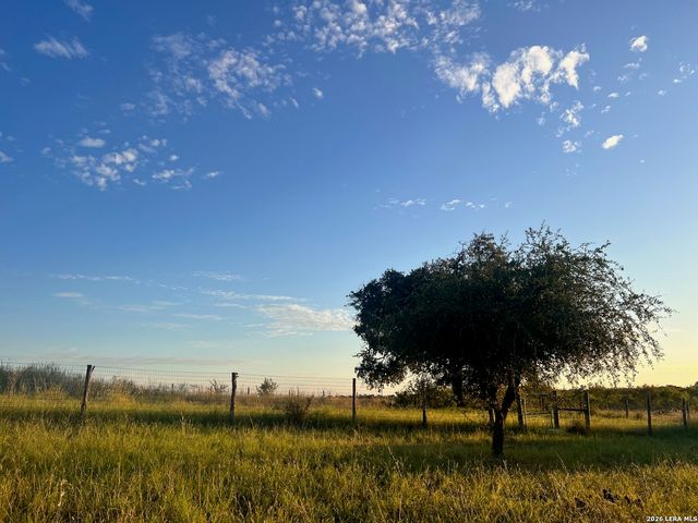 370 ALBERTS LN, Somerset, TX 78069