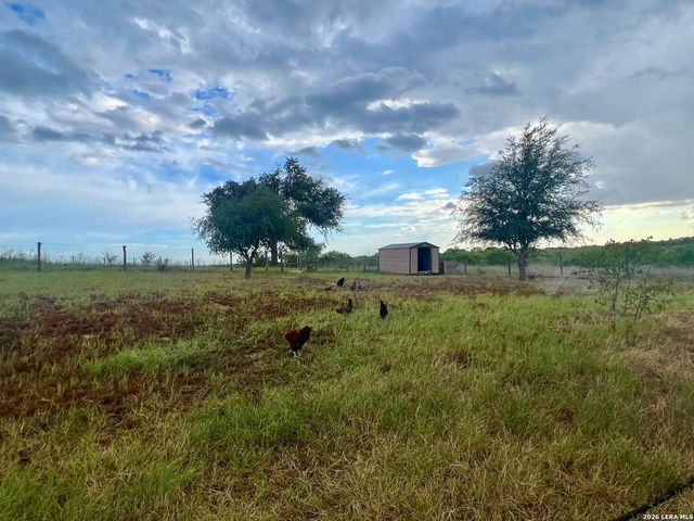 370 ALBERTS LN, Somerset, TX 78069