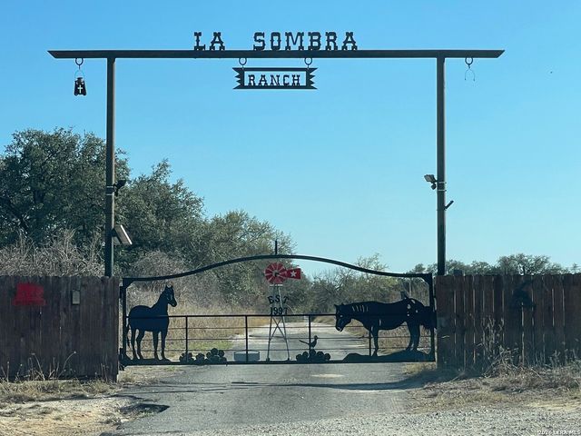 370 ALBERTS LN, Somerset, TX 78069