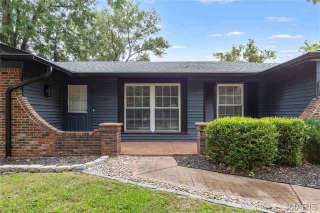 1722 Roth Hill Drive, Maryland Heights, MO 63043