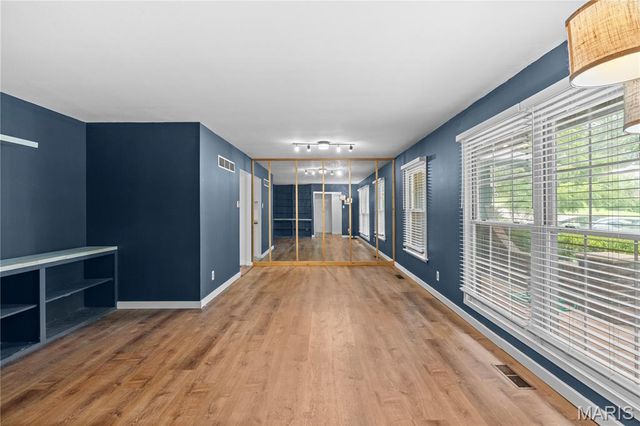 1722 Roth Hill Drive, Maryland Heights, MO 63043