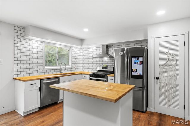 1722 Roth Hill Drive, Maryland Heights, MO 63043