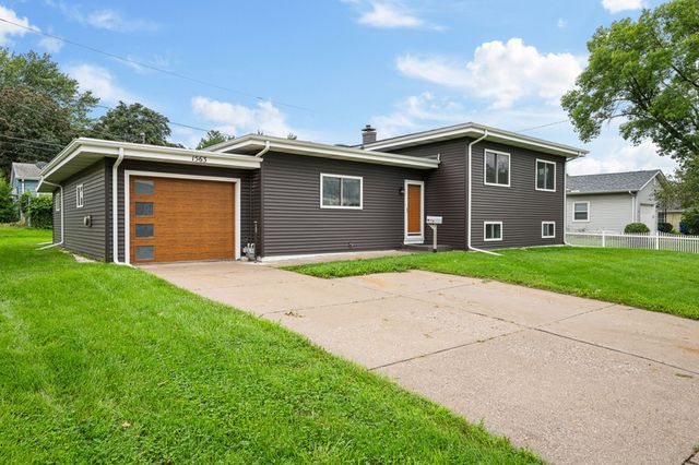 1563 W Garfield Street, Davenport, IA 52804