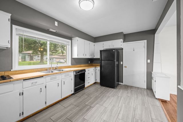 1563 W Garfield Street, Davenport, IA 52804