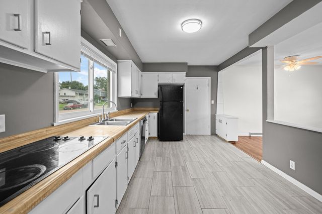 1563 W Garfield Street, Davenport, IA 52804