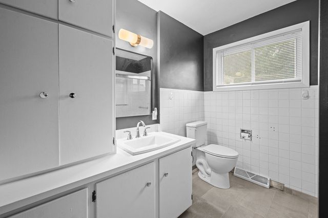 1563 W Garfield Street, Davenport, IA 52804