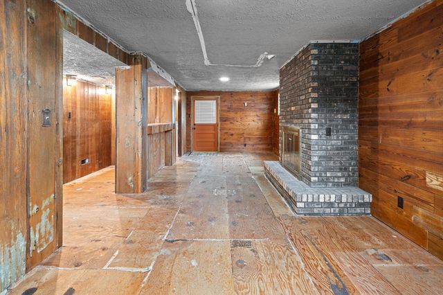 1563 W Garfield Street, Davenport, IA 52804
