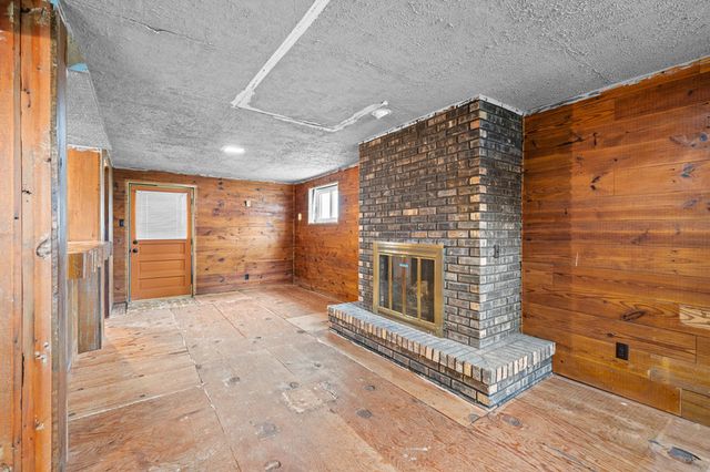 1563 W Garfield Street, Davenport, IA 52804