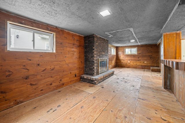 1563 W Garfield Street, Davenport, IA 52804