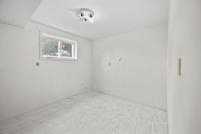 1563 W Garfield Street, Davenport, IA 52804