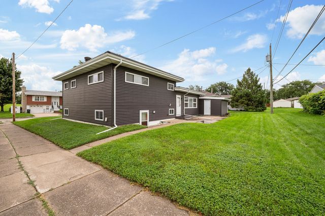 1563 W Garfield Street, Davenport, IA 52804