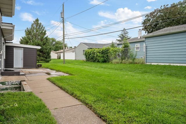 1563 W Garfield Street, Davenport, IA 52804