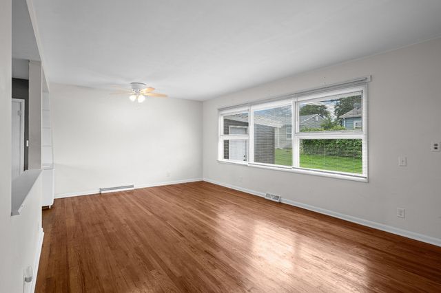 1563 W Garfield Street, Davenport, IA 52804