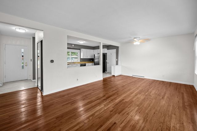 1563 W Garfield Street, Davenport, IA 52804
