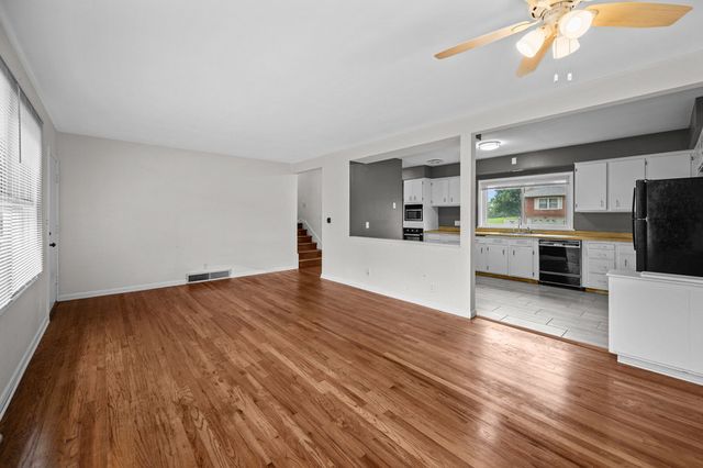 1563 W Garfield Street, Davenport, IA 52804