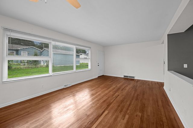 1563 W Garfield Street, Davenport, IA 52804