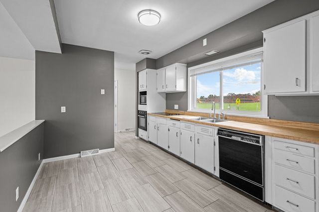1563 W Garfield Street, Davenport, IA 52804