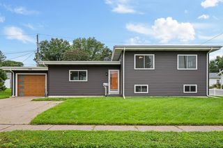 1563 W Garfield Street, Davenport, IA 52804