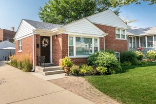 900 ROWE Avenue, Park Ridge, IL 60068