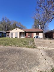 460 FOX VALLEY DR, Memphis, TN 38127