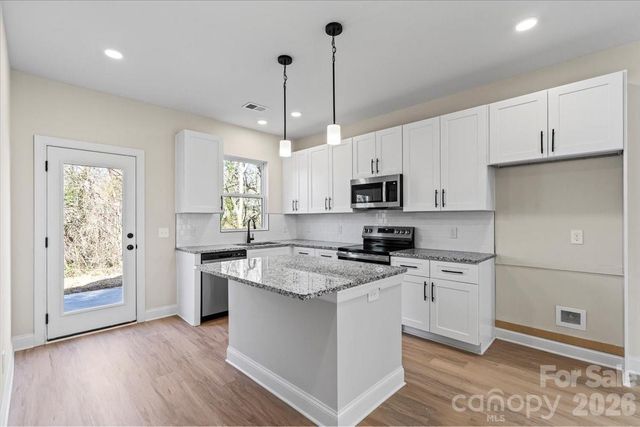 1562 7th Avenue Drive SW, Hickory, NC 28602