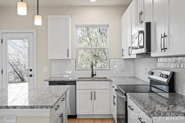 1562 7th Avenue Drive SW, Hickory, NC 28602